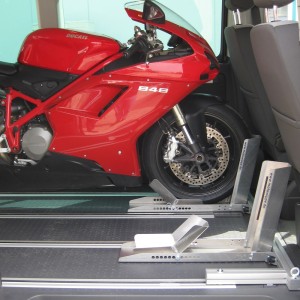 Uchwyt do transportu motocykla, Stojak wewnętrzny na motor do środka auta do busa, Bagażnik na motor Volkswagen Multivan, Mercedes V klasa, Ford Custom i inne